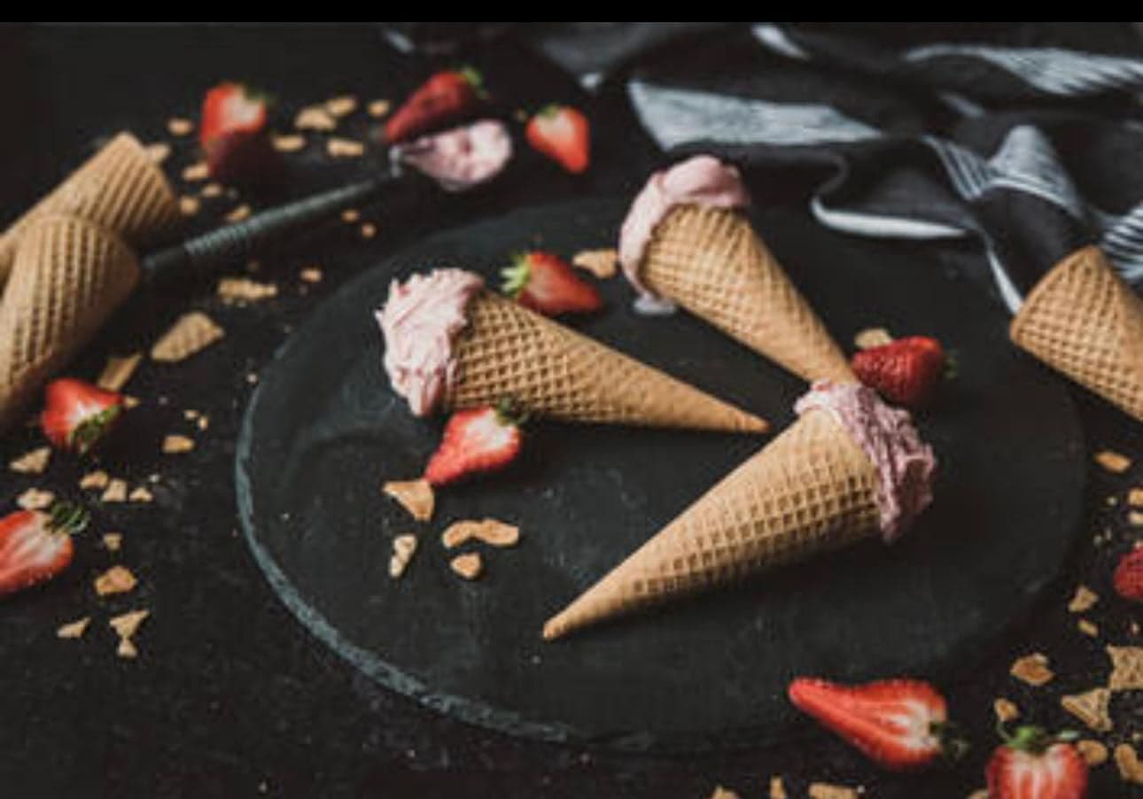Waffel-Cones mit Erdbeereis auf Schiefer