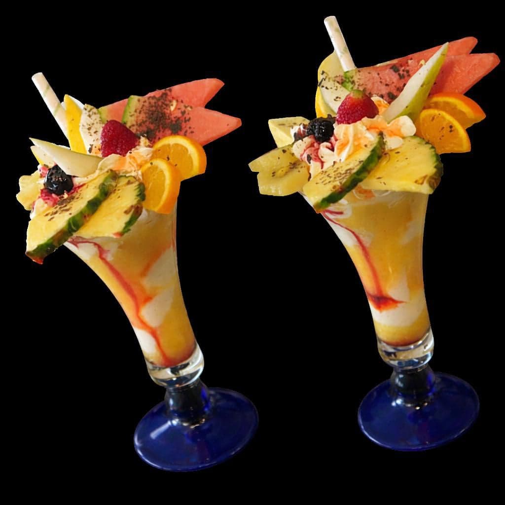 Coppa Italia im Café Laren — Gemischtes Eis · Frische Früchte · Soße · Sahne
