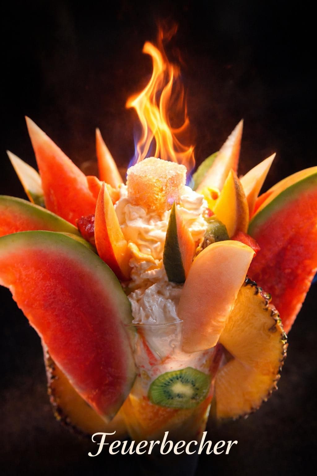 Feuerbecher — flambierte tropische Früchte mit Sahne