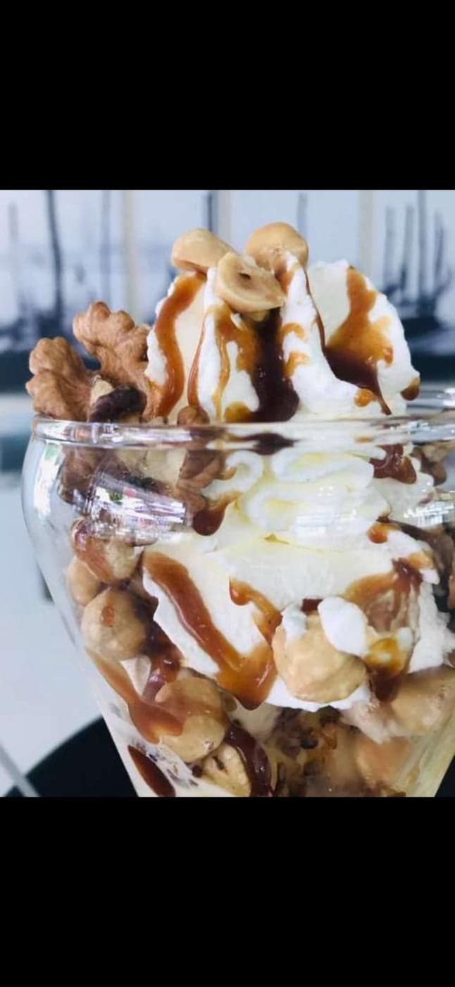Haselnussbecher im Café Laren — Gemischtes Eis · Haselnüsse · Sahne · Nusssauce
