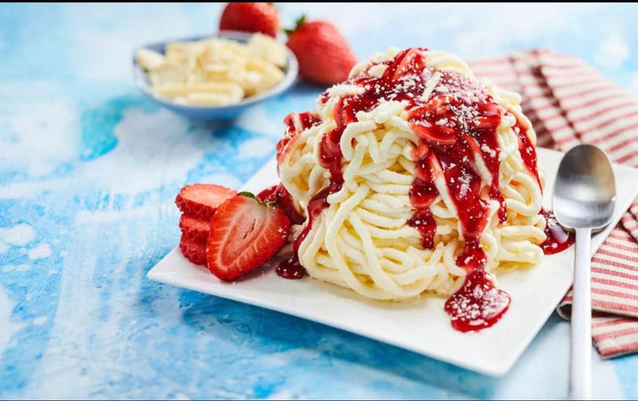 Spaghetti Eis im Café Laren — Vanilleeis · Sahne · Erdbeersauce · weiße Schokostreusel