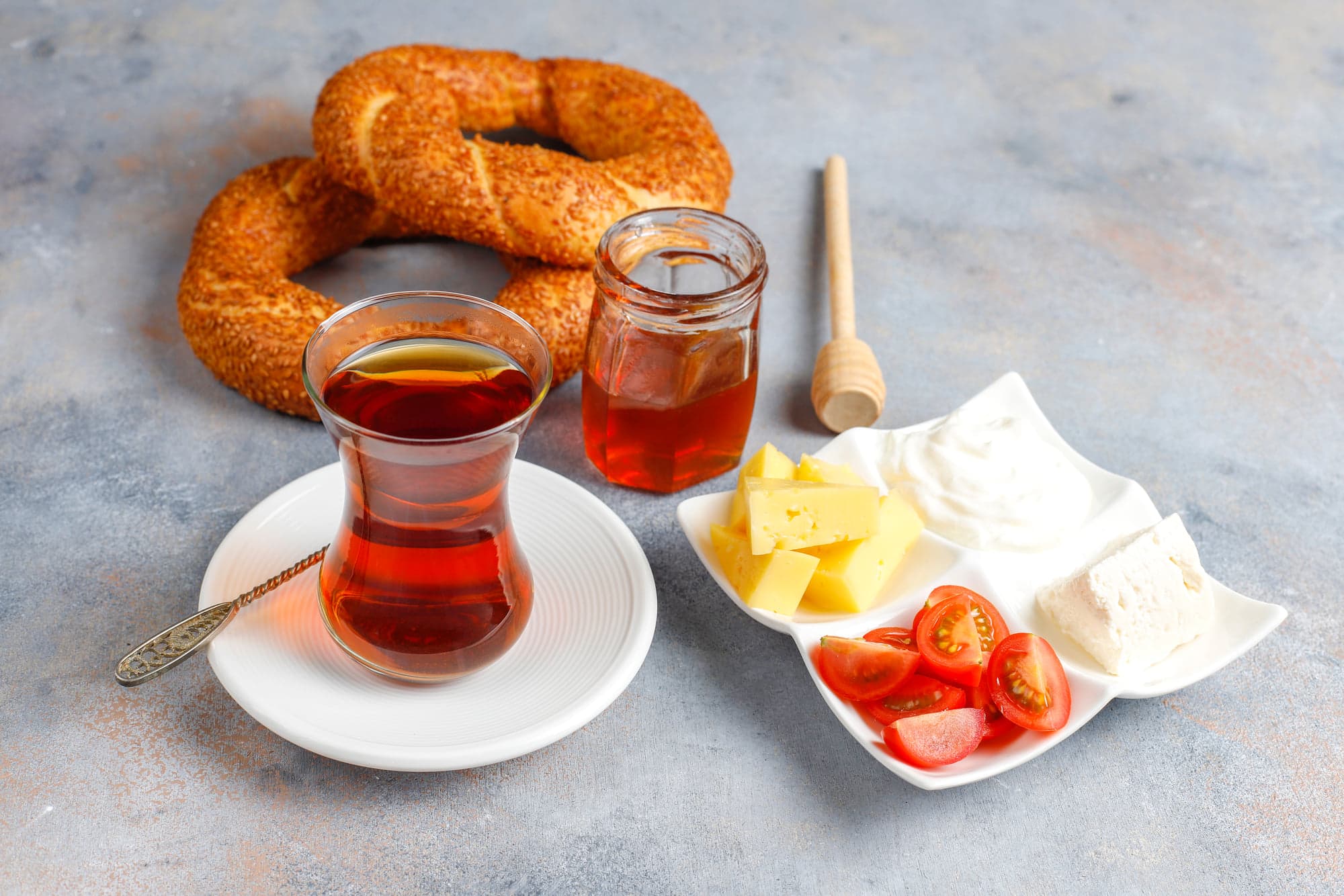 Simit Frühstück im Café Laren — Simitring · gekochtes Ei · Tomate · Gurke · Oliven · Schafskäse · türkischer Schwarztee