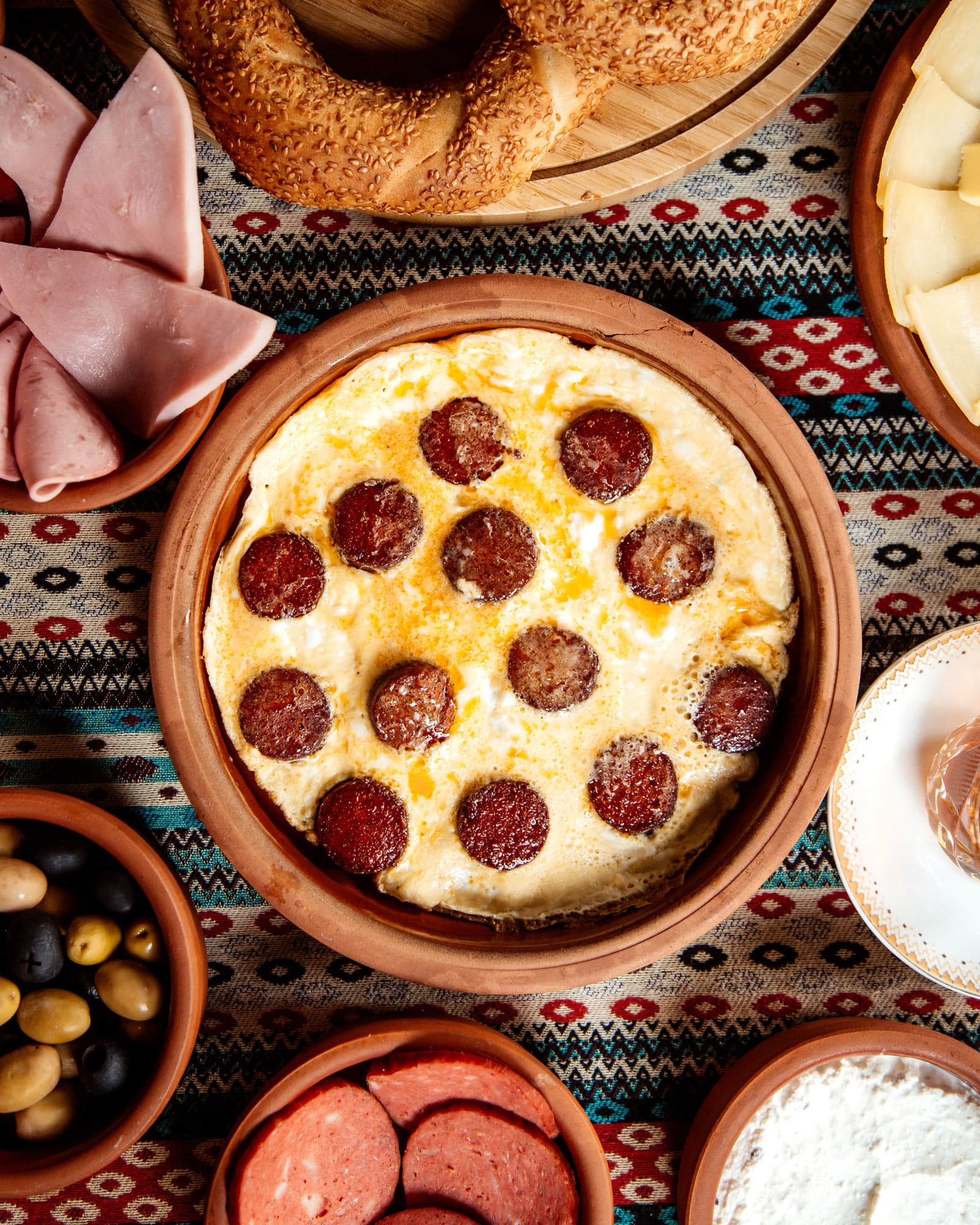 Rührei mit Sucuk — Eier · Sucuk · Brötchen · türkischer Schwarztee